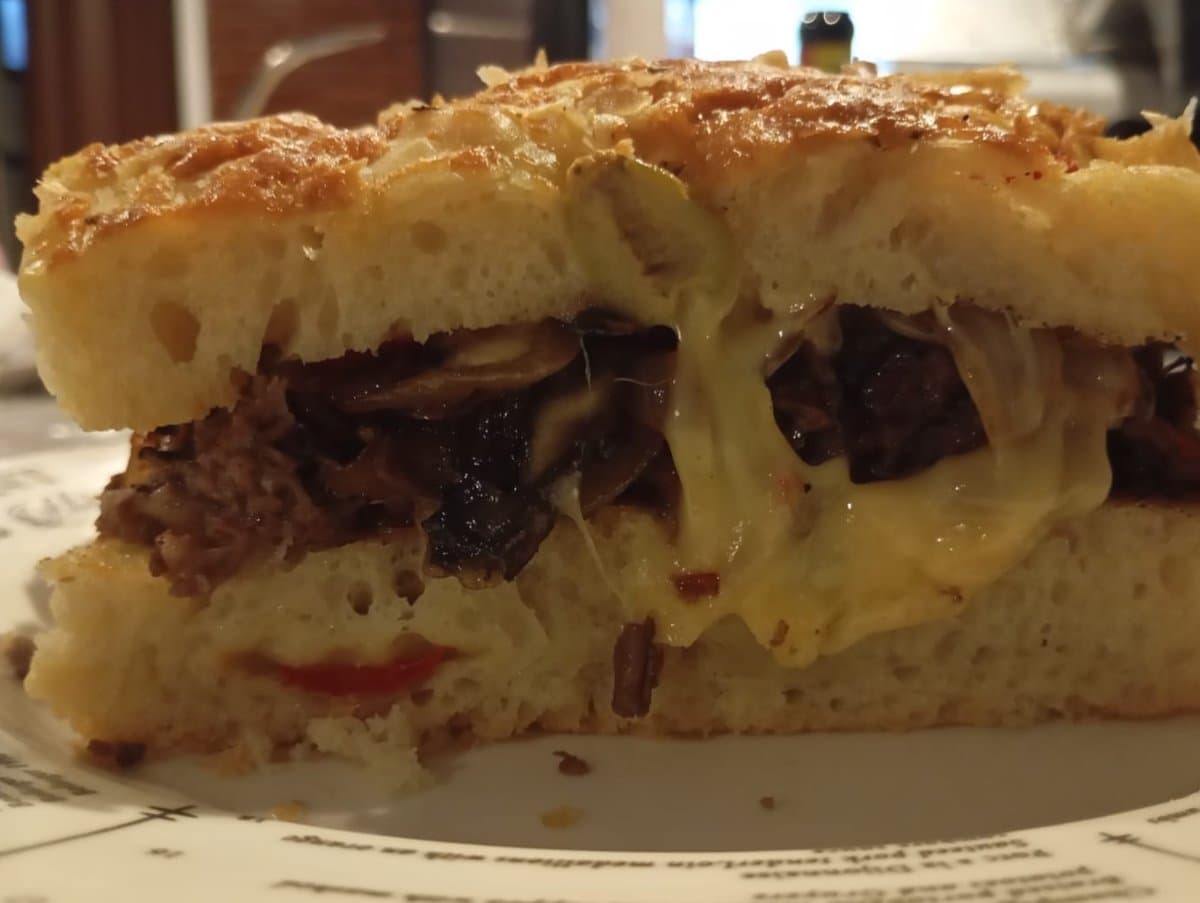 Facoccia, rellena de tapa de asado